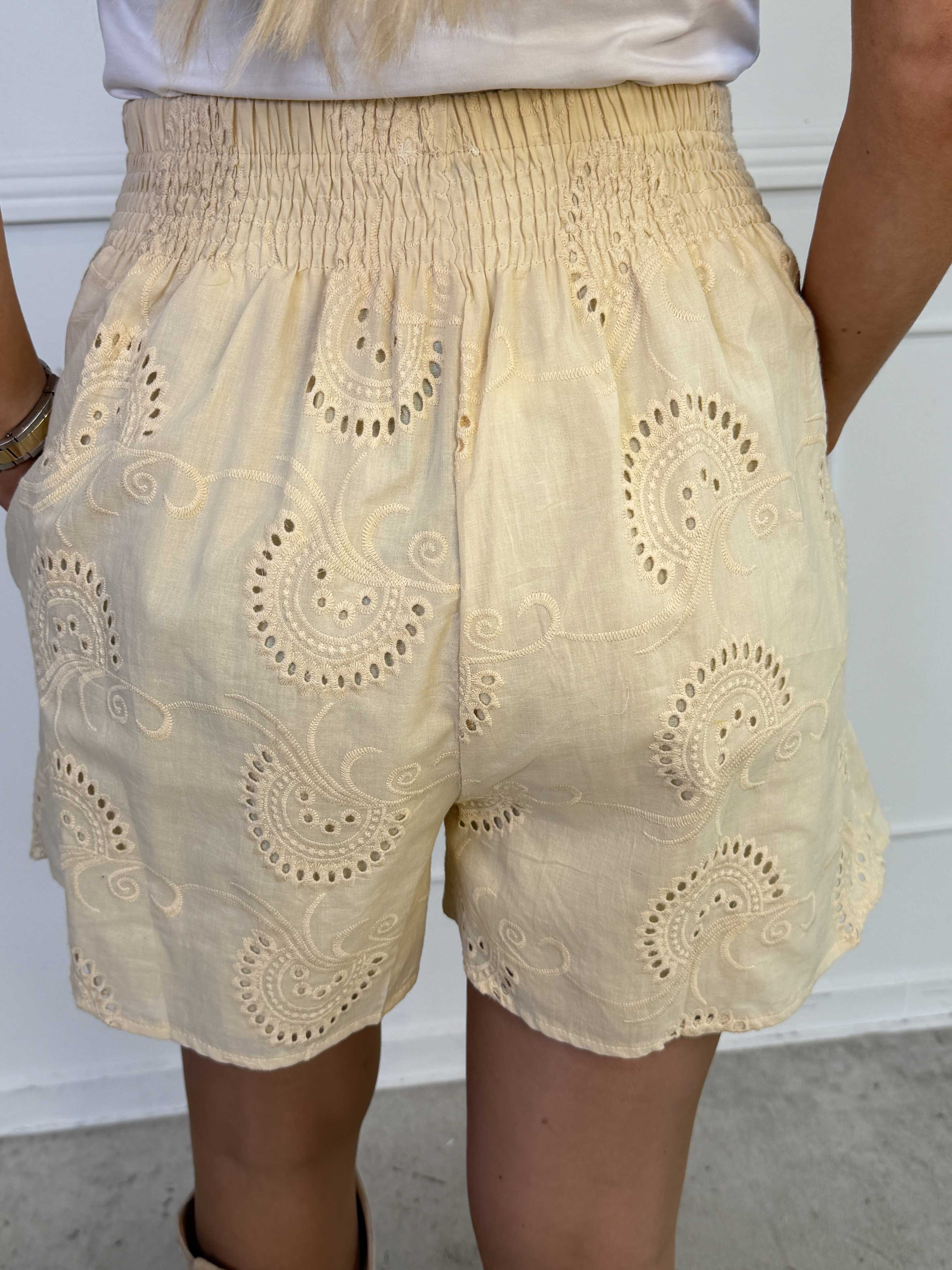 Pams Broderie Shorts - Højtaljede plus size shorts i broderie anglaise